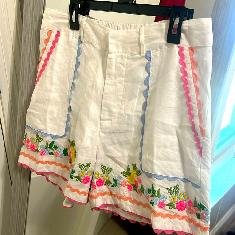 Roller Rabbit flower shorts!🌸💐